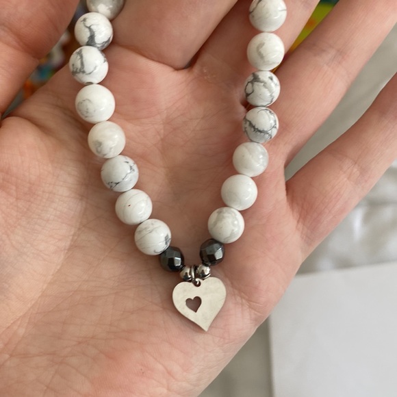 White howlite gemstone bracelet - Picture 2 of 4